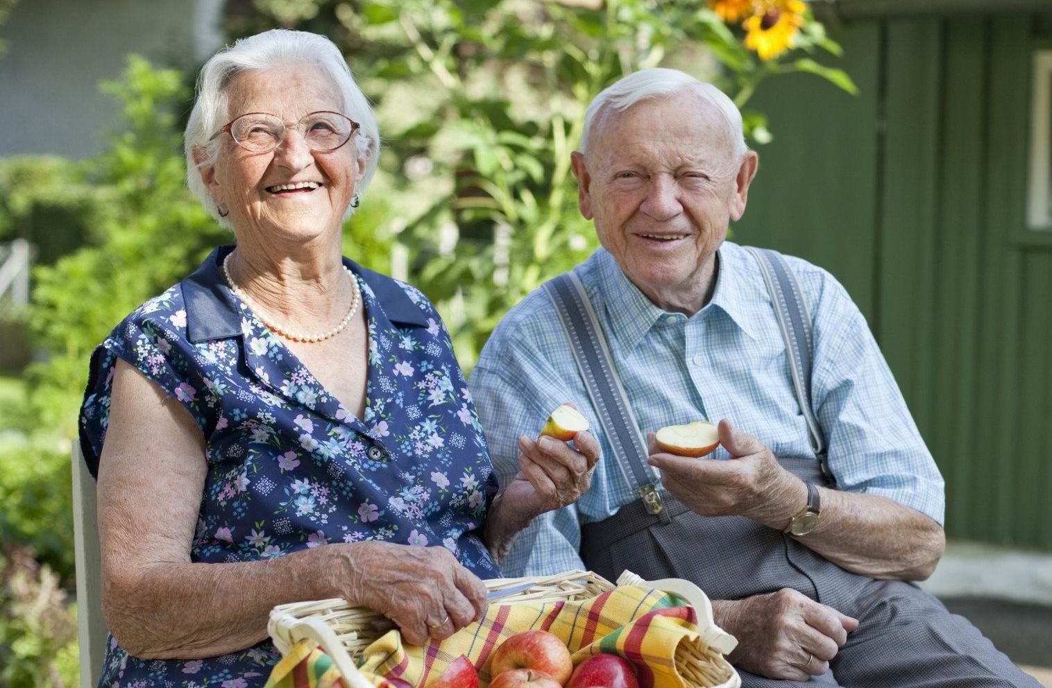 Пожелые или пожилые. Пожилые люди. Счастливые пенсионеры. Пенсионеры на даче. Счастливые русские пенсионеры.